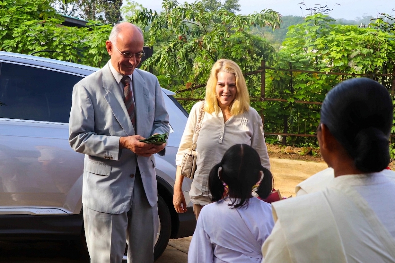 Arrival of the German ambassador at the Vimukthi Foundation project site
