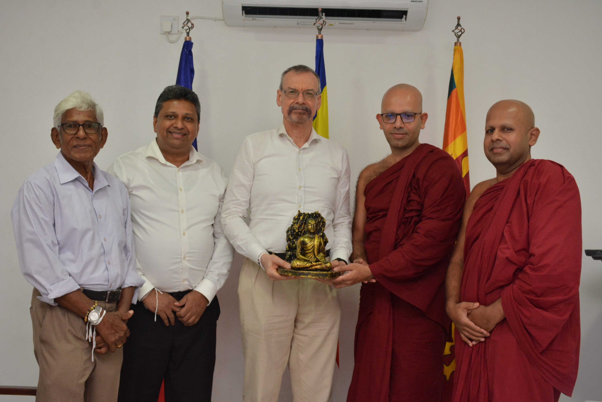 Ambassador of France accepting a souvenir at Vimukthi Foundation project visit